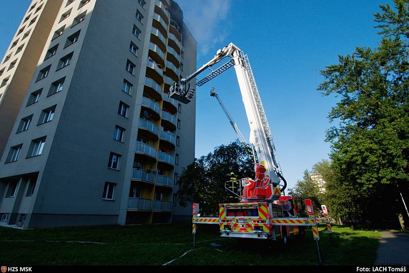 Zásah hasičů při tragickém požáru v Bohumíně, srpen 2020.