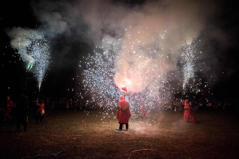 Ohňostroj katalánské kultury, který se konal 1. července 2017 v Ostravě.