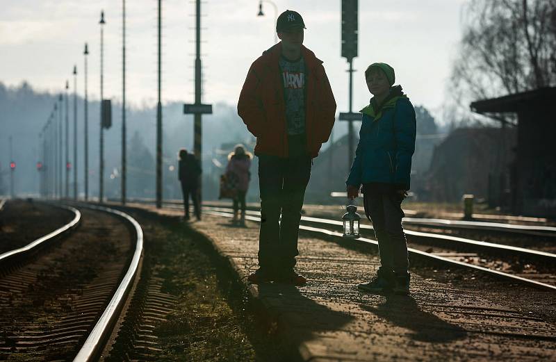 Nadšenci z Klubu českých velocipedistů z Ostravy-Hrabové dnes na vlakovém nádraží ve Vratimově převzali betlémské světlo a rozváželi jej dál po městě. Na starých bicyklech, dvoukole i „kostitřasu“.