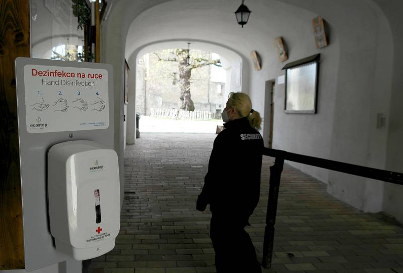 První den obnovené návštěvnické sezony na Slezskoostravském hradě po půlroční přestávce způsobené čínskou nákazou. Ostrava, 4. května 2021.