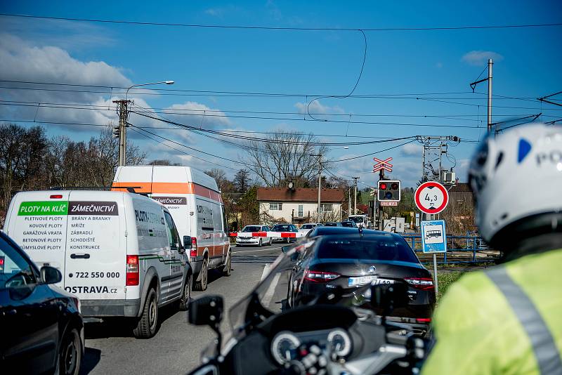 Kontrolní akce Policie ČR na dodržování pravidel při jízdě a přes železniční přejezdy, Polanka nad Odrou, 27. března 2019 v Ostravě.