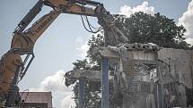 Demoliční práce na budově pavilonu E na Černé louce, 21. července 2021 v Ostravě.
