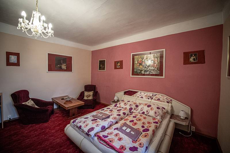 Hotel Corrado kde byli ubytování dva příslušníci ruské tajné služby GRU, 20. dubna 2021 v Ostravě. Agenti Anatolij Čepiga a Alexandr Miškin se v hotelu ubytovali v roce 2014. Jeden z pokojů.