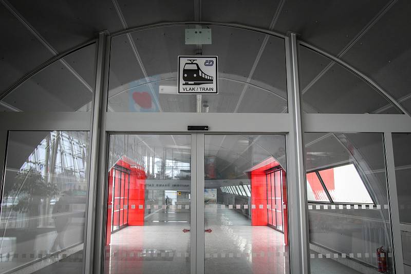 Letiště Leoše Janáčka v Mošnově.Vlakové nádraží na letišti v Mošnově.