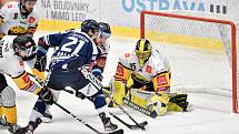 Utkání 40. kola hokejové extraligy: HC Vítkovice Ridera - HC Verva Litvínov, 29. ledna 2021 v Ostravě. (střed) Alexandre Mallet z Vítkovic a brankář Litvínova Denis Godla.