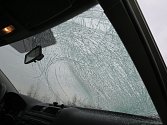 Takto dopadl řidič osobního vozidla, na jehož auto v Ostravě dopadl led z protijedoucího náklaďáku.