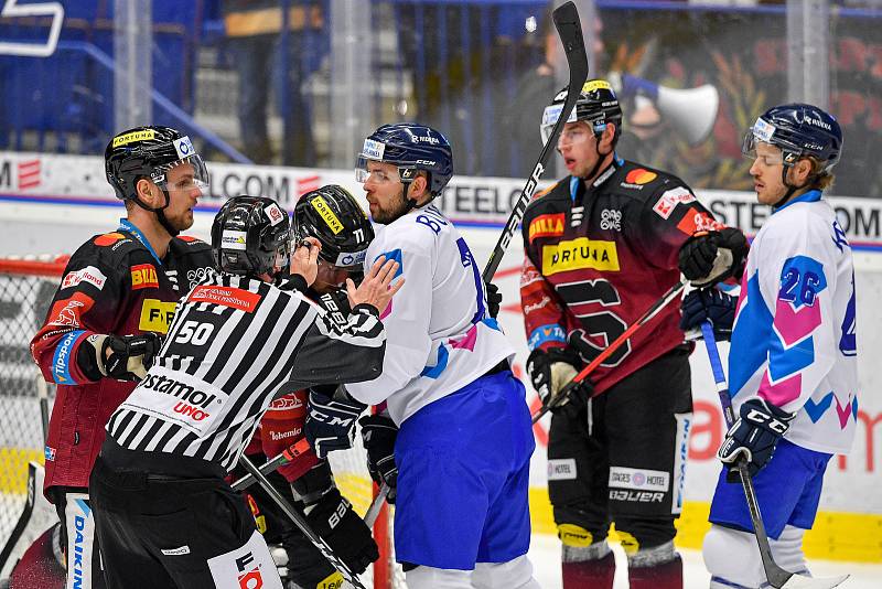 Utkání 44. kolo hokejové extraligy: HC Vítkovice Ridera - HC Sparta Praha, 3. února 2023, Ostrava. (střed) David Němeček ze Sparty a Roberts Bukarts z Vítkovic.