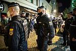 Stodolní ulice 9. října 2020 v Ostravě. Policie kontroluje uzavření vnitřních prostor ve 20:00.