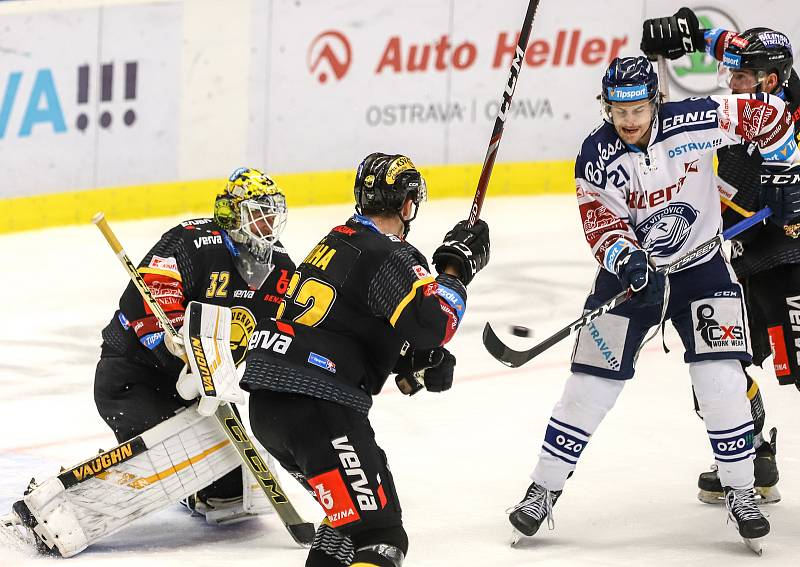 Utkání 37. kola hokejové extraligy: HC Vítkovice Ridera - HC Verva Litvínov, 17. ledna 2020 v Ostravě. Na snímku (zleva) brankář Litvínova Jaroslav Janus, Jiří Říha, Alexandre Mallet.