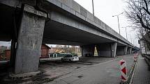 Mosty v Rudné ulici mezi ostravským městským stadionem a vlakovým nádražím Ostrava-Vítkovice čeká bourání a následná výstavba nových pilířů, 15. listopadu 2021.