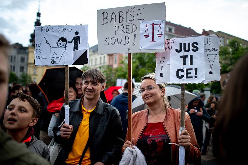 Demonstrace za nezávislou justici a proti vládě na Masarykově náměstí v Ostravě, 28. května 2019.