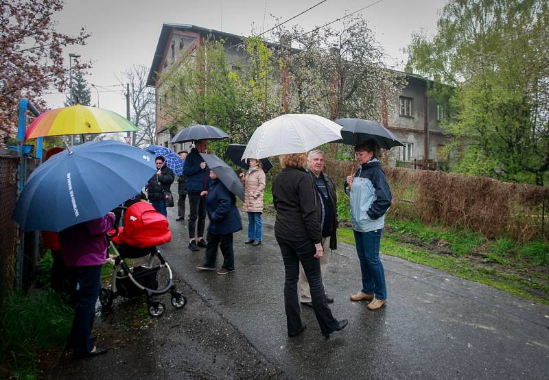 Okolní obyvatelé projevili s prodejem domů (v pozadí) nesouhlas. 