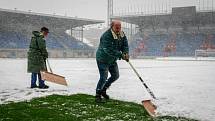 Středa 19. dubna 2017 v Ostravě. Odklízení sněhu z hrací plochy na stadionu ve Vítkovicích.