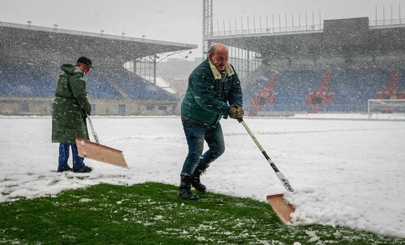 Středa 19. dubna 2017 v Ostravě. Odklízení sněhu z hrací plochy na stadionu ve Vítkovicích.