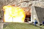 Výbuch devítiprocentní koncentrace plynu s chemickou značkou CH4 ve cvičné štole je působící i v bezpečné vzdálenosti několika desítek metrů ve volném prostoru. V uzavřeném prostředí důlních chodeb znamenají exploze metanu doslova ničivou hrůzu...