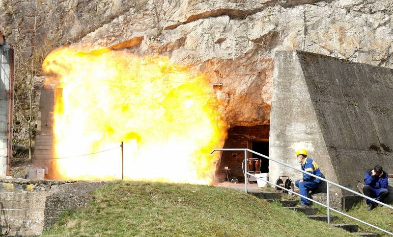 Výbuch devítiprocentní koncentrace plynu s chemickou značkou CH4 ve cvičné štole je působící i v bezpečné vzdálenosti několika desítek metrů ve volném prostoru. V uzavřeném prostředí důlních chodeb znamenají exploze metanu doslova ničivou hrůzu...