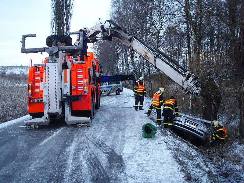 V Klimkovicích na Ostravsku v místní části Josefovice sjelo vozidlo Hyundai Getz do hlubokého příkopu.