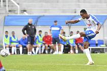 Baník Ostrava B - Velké Meziříčí 5:0 (3. kolo MSFL, 21. 8. 2022). Střílí nigerijský útočník Charles Chukwudi.