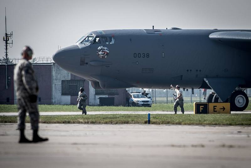 Na mošnovském letišti Leoše Janáčka přistály legendární americké letouny – strategický bombardér B52-H Stratofortress a nadzvukový bombardér B-1B Lancer – které budou hlavním lákadlem víkendových Dnů NATO.