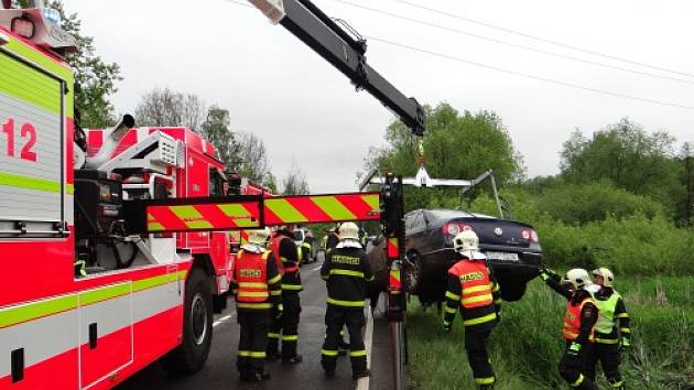 Zásah hasičů u nehody v Ostravě-Svinově.