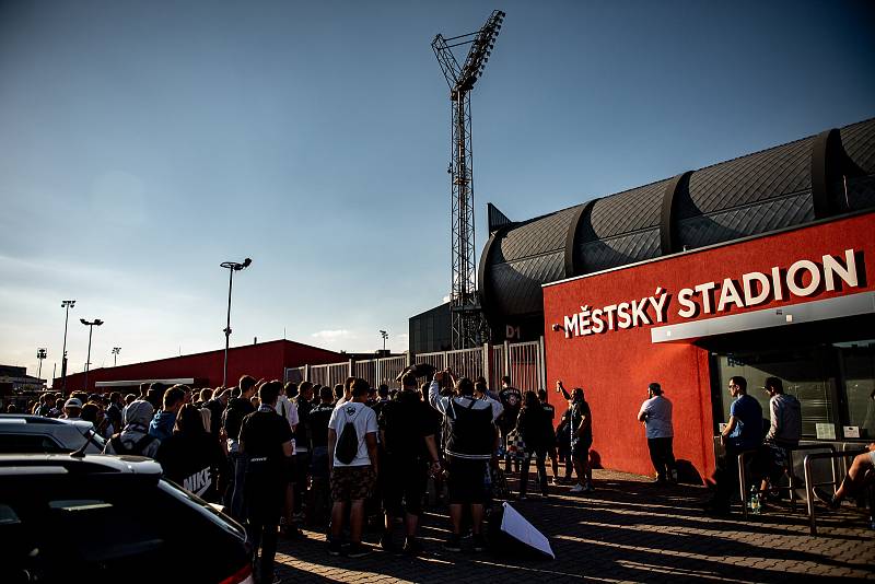 Fanoušci FC Baník Ostrava fandí venku před stadionem kvůli zpřísněným podmínkám spojených s koronavirem. Utkání 27. kola první fotbalové ligy: FC Baník Ostrava - FC Viktoria Plzeň, 3. června 2020 v Ostravě.