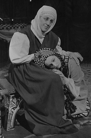 Helena Zemanová jako chůva v opeře M. Musorgského B. Godunov.