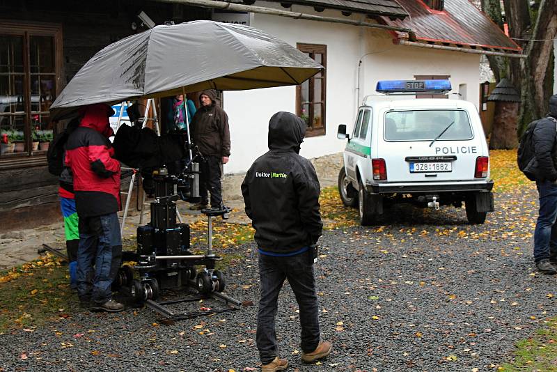 Filmaři natáčí ve Velkých Karlovicích volné pokračování seriálu Doktor Martin. Třináctidílná sada ponese název Strážmistr Topinka a hlavní roli si zahraje Robert Mikluš. V seriálu se nově objeví Jiří Bartoška nebo Jenovéfa Boková.