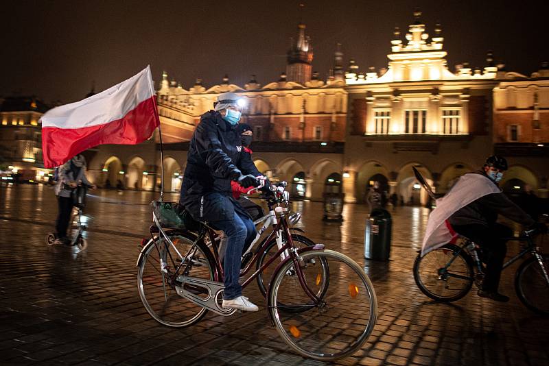 V polském Krakově pokračují protesty proti rozhodnutí ústavního soudu, které v Polsku zavádí téměř úplný zákaz potratů.