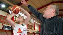Bývalý úspěšný basketbalista a později legendární kouč Zdeněk Hummel strávil v basketbalovém kolotoči 35 let. Dvakrát dovedl národní tým na evropský šampionát, na klubové úrovni sbíral medaile.