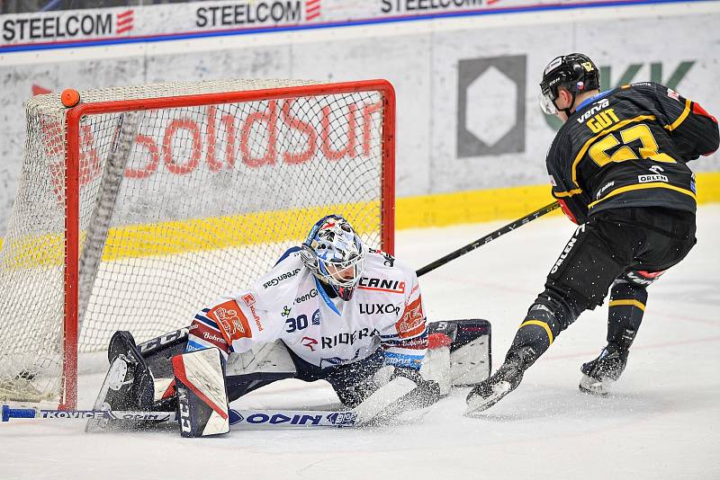 Utkání 40. kola hokejové extraligy: HC Vítkovice Ridera - HC Litvínov, 22. ledna 2023, Ostrava. (zleva) brankář Vítkovic Aleš Stezka a Michal Gut z Litvínova.