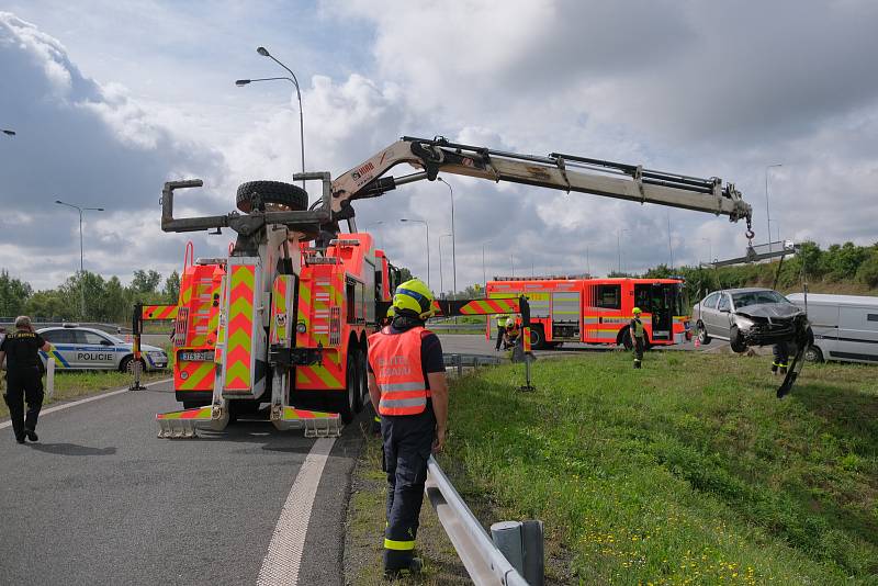 Bezpečnostní dodávka se na přivaděči k D1 střetla s autem. U nehody zasahovali hasiči.