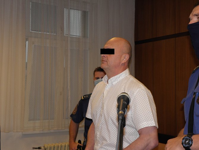 Zbyněk F. (na snímku z jednání u Krajského soudu v Ostravě loni na podzim) byl za přípravu nájemné vraždy odsouzen ke dvanácti rokům žaláře.