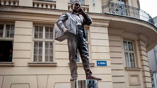 Před budovou Českého rozhlasu Ostrava byla 27. června 2018 odhalena socha písničkáře a básníka Karla Kryla. Sochu se tam jako symbol svobody slova a demokracie rozhodli umístit studenti.