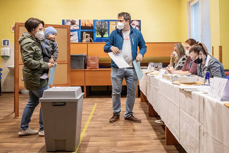 Lidé hlasuji ve volbách do Poslanecké sněmovny, 8. října 2021 v Ostravě.