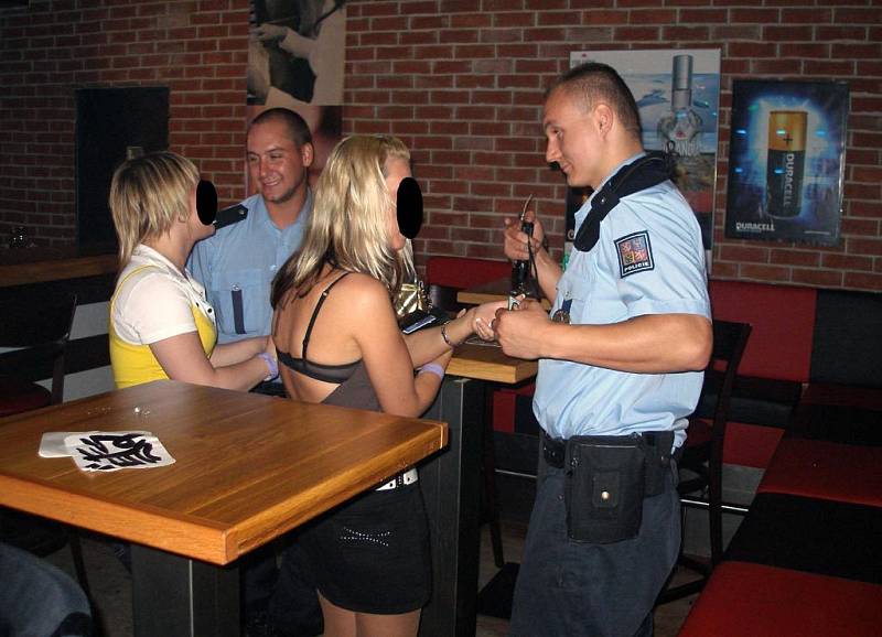 Z razie policistů v restauracích v Ostravě-Porubě