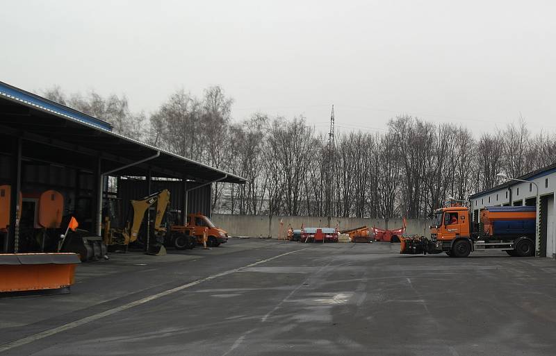 Řidič sypače s pluhem Jakub Majkrzák uklízí silnice moravskoslezské metropole už třináctou zimu.