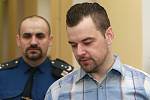 Petr Kramný v doprovodu eskorty v pátek 18. prosince na chodbě ostravského krajského soudu.