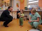 Ostravský primátor a jeho náměstek nadělovali dárky dětem v městské nemocnici.