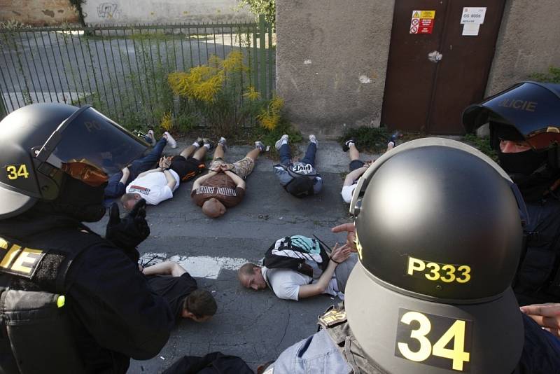 Střet radikálů s policejními těžkooděnci v ulicích Ostravy. 