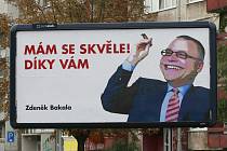 Billboardy s karikaturou Zdeňka Bakaly se objevily na řadě míst Moravskoslezského kraje.