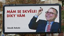 Billboardy s karikaturou Zdeňka Bakaly se objevily na řadě míst Moravskoslezského kraje.