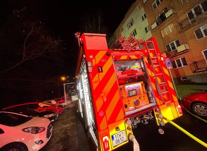 Při požáru v Ostravě-Porubě zemřel člověk, devatenáct lidí bylo evakuováno. Ostrava, 19. ledna 2022.