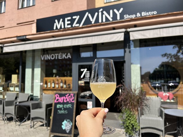 Burčák ve Vinotéce Mezi víny v Ostravě-Porubě, 12. září 2023.