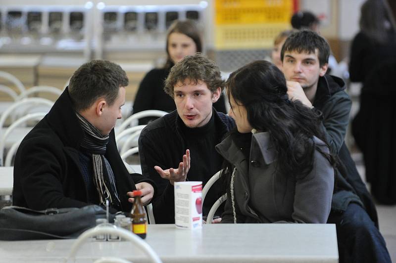 Studenti Ostravské univerzity se postavili proti návrhům zákonů ve školství a proti výraznému poklesu financování vysokých škol. 