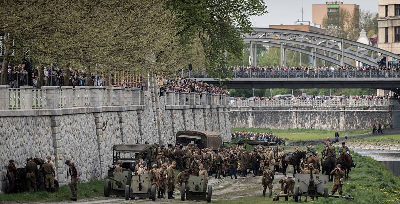 Historická ukázka osvobozovacích bojů v Ostravě na břehu řeky Ostravice u příležitosti oslav 70. výročí osvobození města.