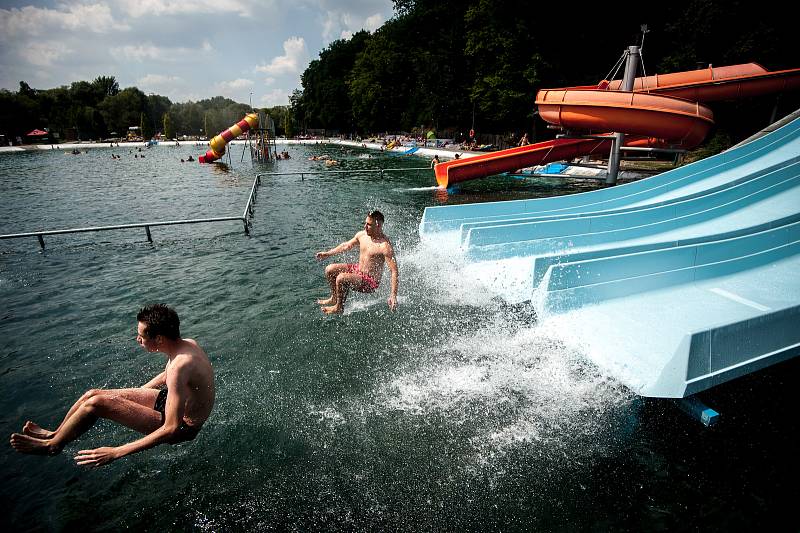 Návštěvníci na letním koupališti v Porubě si užívají teplé dny, 30. července 2018 v Ostravě