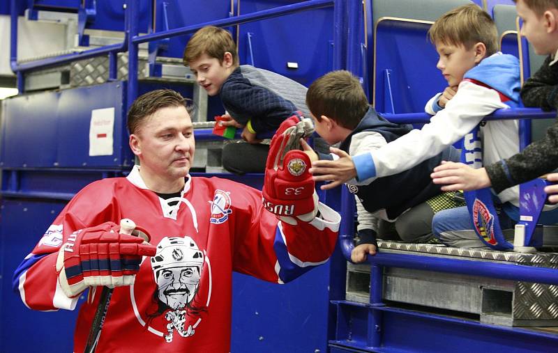 Olympijský hokejový vítěz z Nagana David Moravec se v nedělní exhibici v Ostravě slavnostně rozloučil s aktivní kariérou. Souboj vítkovických legend s týmem bývalých osobností české reprezentace, přinesl obligátní remízu 9:9