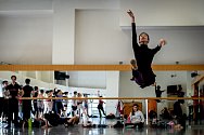 Jeden den s baletkou Shino Sakurado, 5. dubna 2019 v Ostravě. Shino na ranní tréninku.