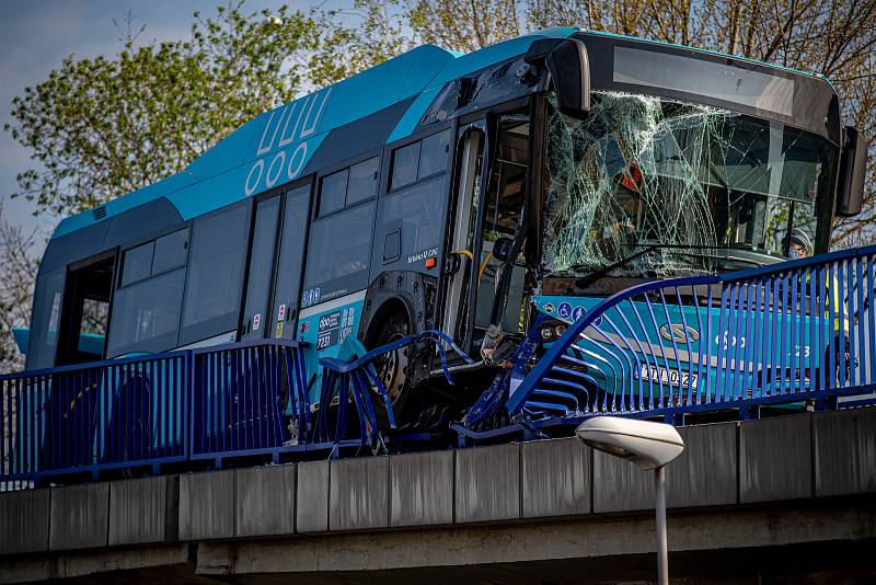 Nehoda autobusu DPO na Frýdlantských mostech v centru Ostravy, 28. dubna 2020.