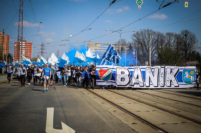 Pochod fanoušků Baníku Ostrava 7. dubna 2019 v Ostravě-Vítkovicích.